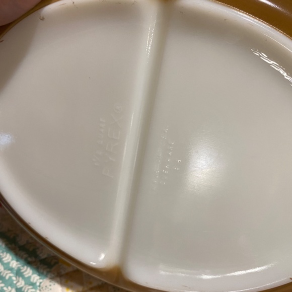 Pyrex divided dish - Picture 2 of 3